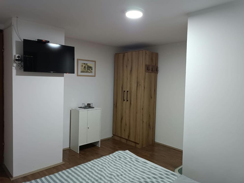 Bathroom, TV and multimedia, towels, wardrobe