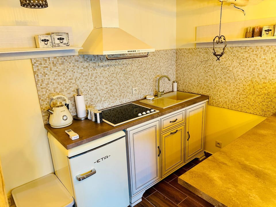 Coffee/tea facilities, Kitchen or kitchenette, stove