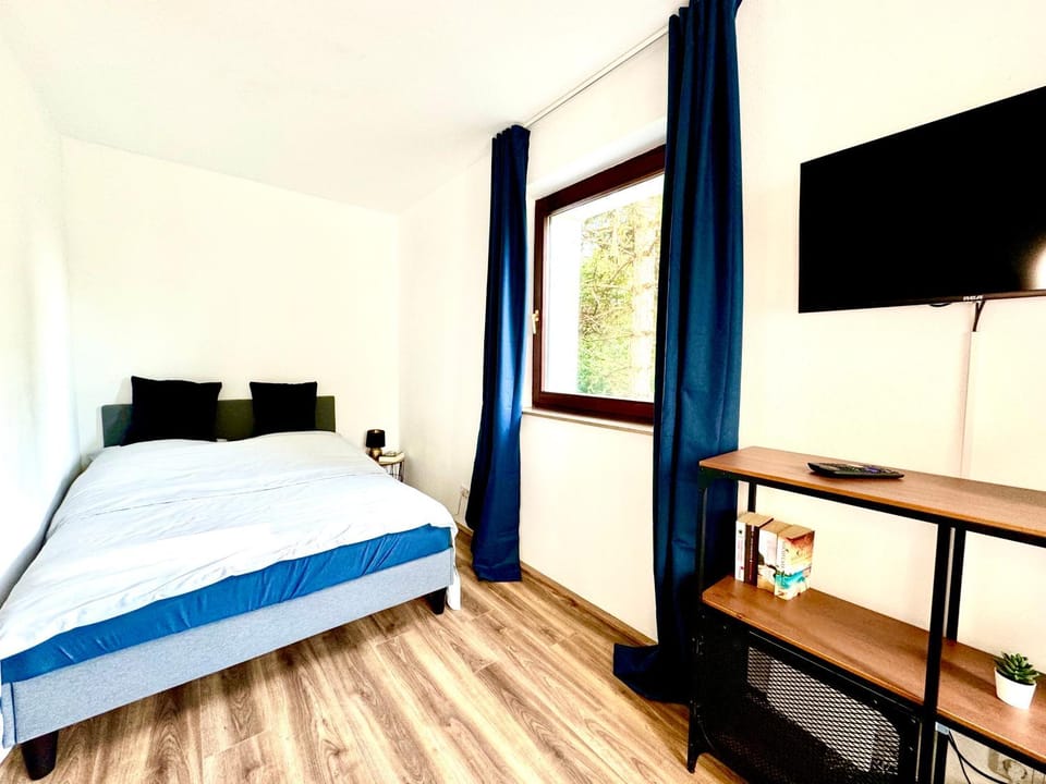 Bed, TV and multimedia, Bedroom