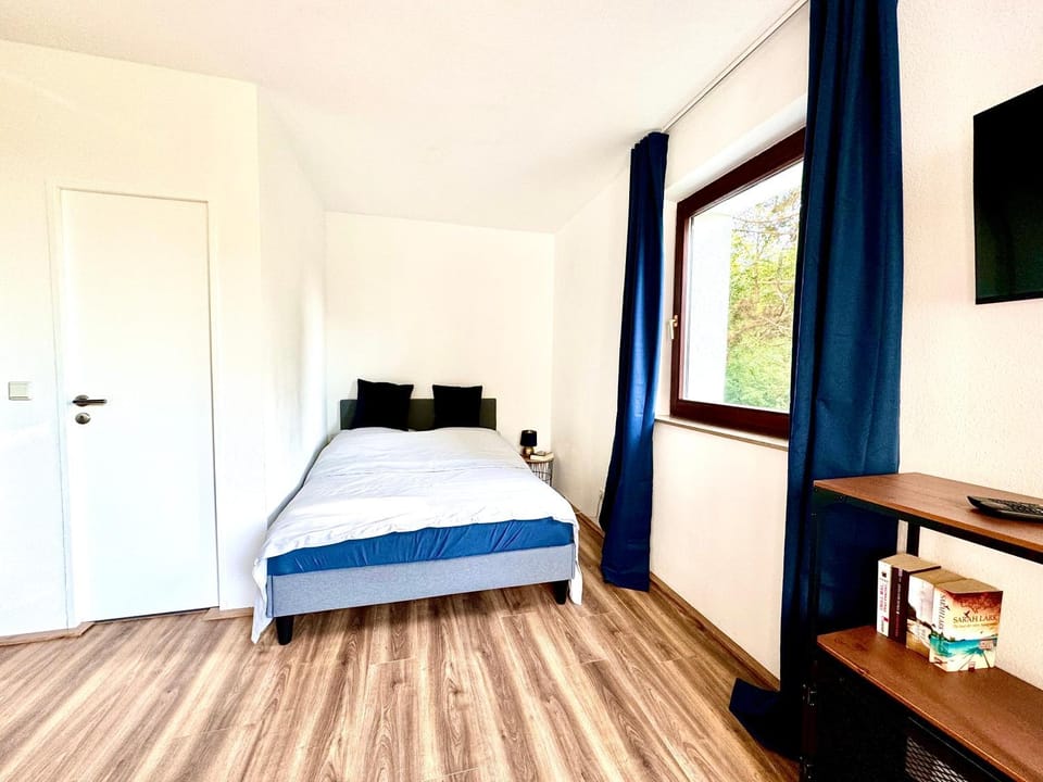 Bed, TV and multimedia, Bedroom