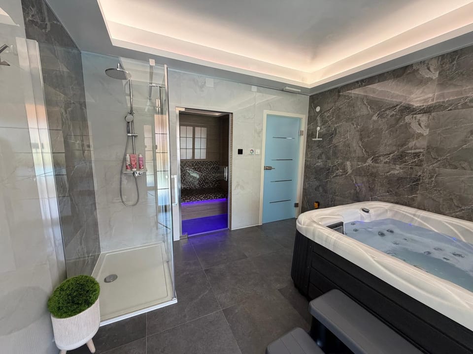 Shower, Hot Tub, Sauna, Spa and wellness centre/facilities