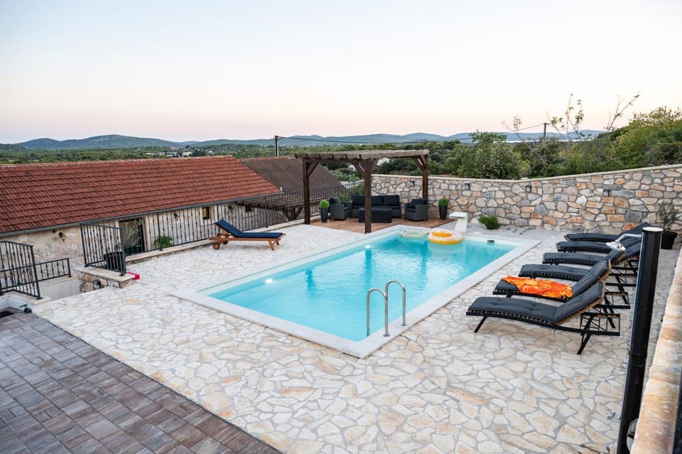 Patio, Day, Natural landscape, View (from property/room), Balcony/Terrace, Pool view, Swimming pool, Swimming pool, sunbed