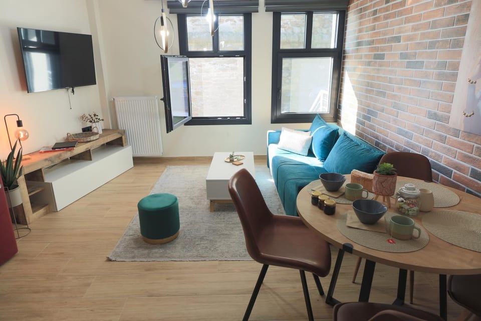 TV and multimedia, Kitchen or kitchenette, Living room, Seating area, Dining area