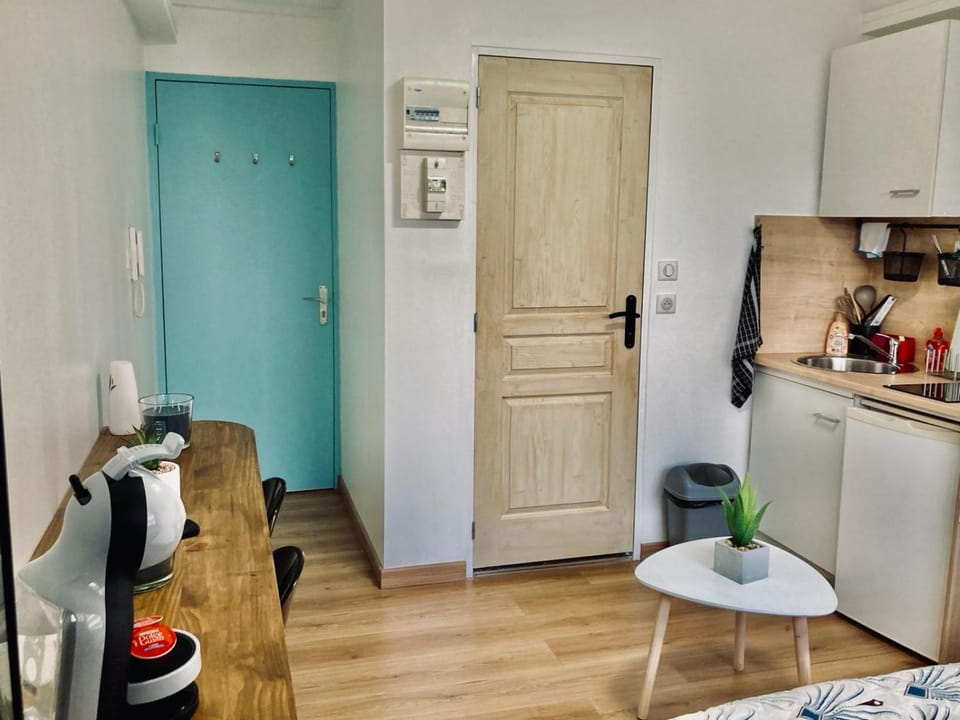 Kitchen or kitchenette, oven, stove