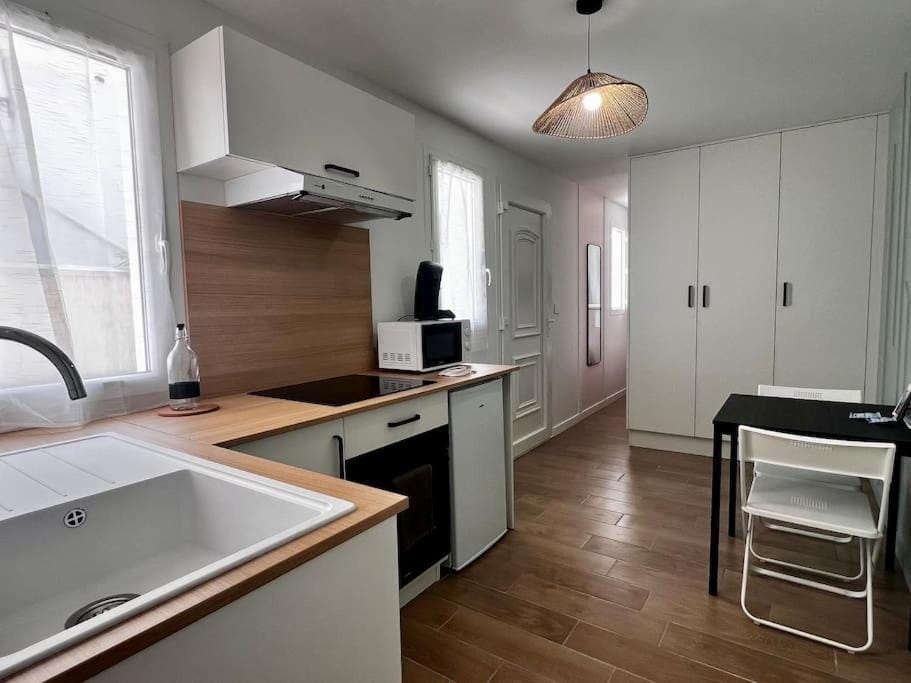 Kitchen or kitchenette, Dining area, stove