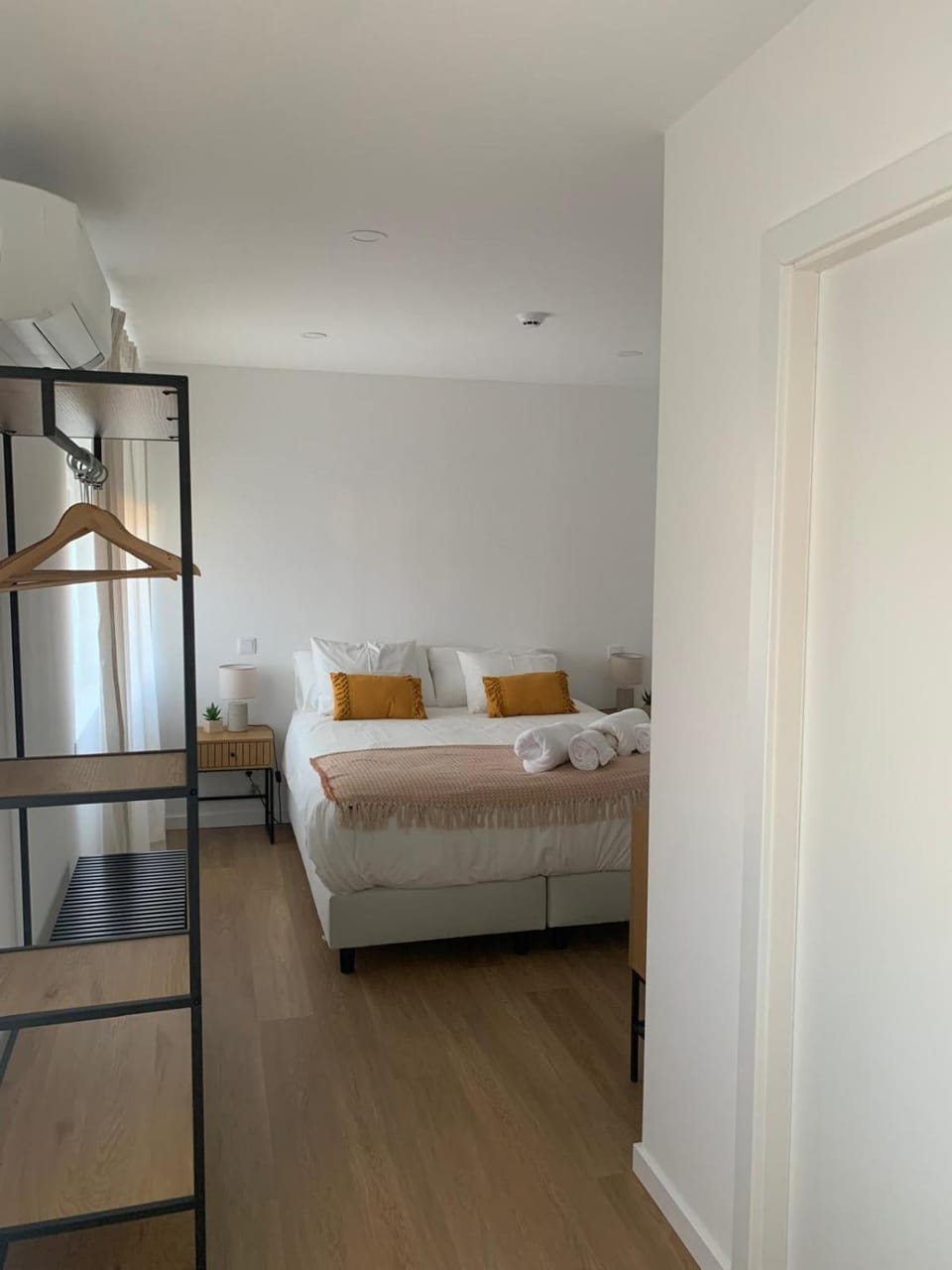 Bathroom, Coffee/tea facilities, Bedroom, minibar, towels, wardrobe, air conditioner