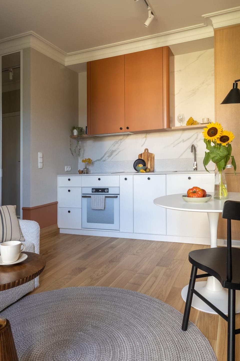 Kitchen or kitchenette, dishwasher, stove