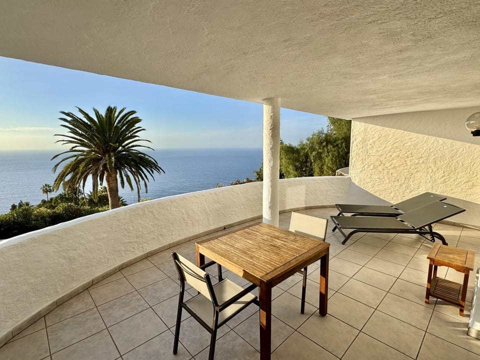 View (from property/room), Balcony/Terrace, Sea view, sunbed