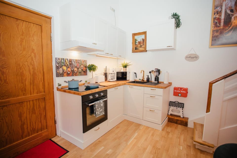 Coffee/tea facilities, Kitchen or kitchenette, dishwasher, oven, stove, toaster
