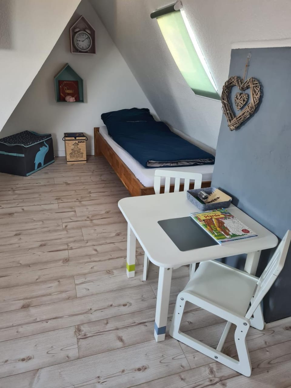 Bed, Photo of the whole room, Seating area, Bedroom