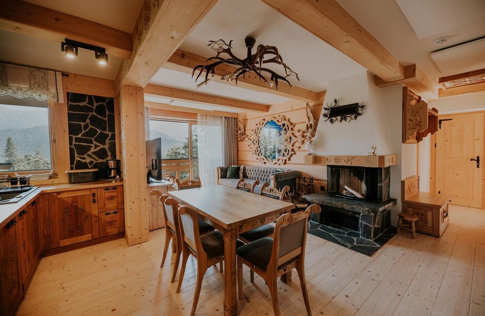 Kitchen or kitchenette, Living room, Seating area, Dining area