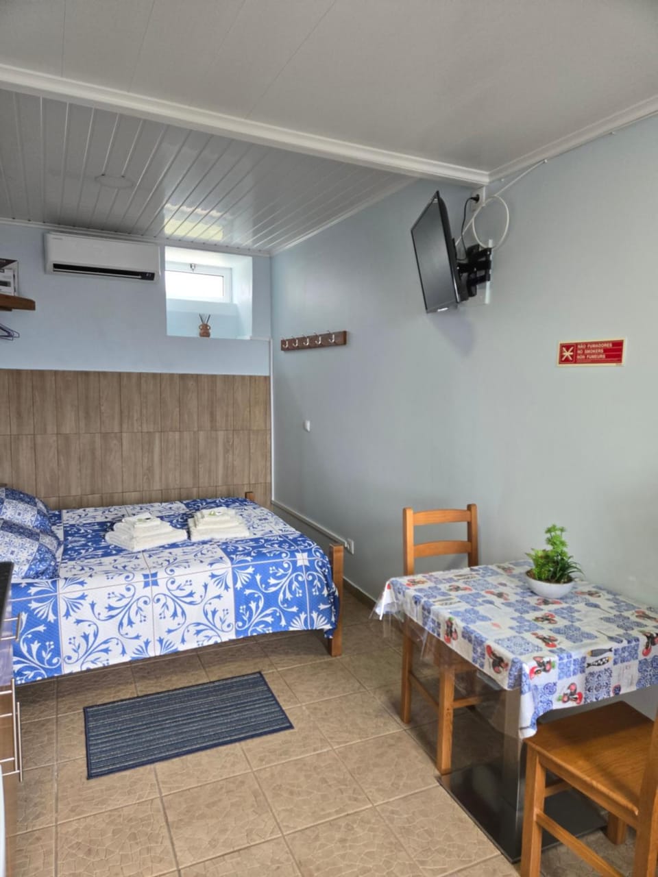 Bed, TV and multimedia, Bedroom