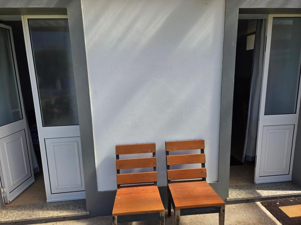 Day, Seating area