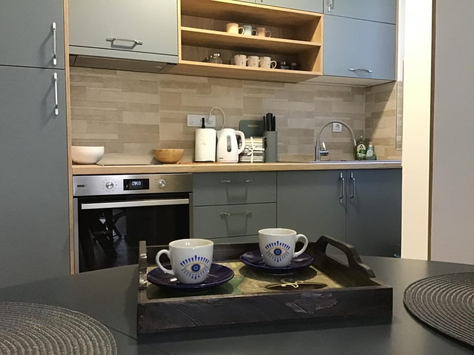 Coffee/tea facilities, Kitchen or kitchenette, stove