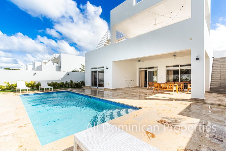 Property building, Day, Pool view, Swimming pool, sunbed