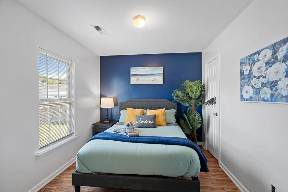 Cozy 4BR Home Near Uptown -King Bed- Jacuzzi House in Charlotte