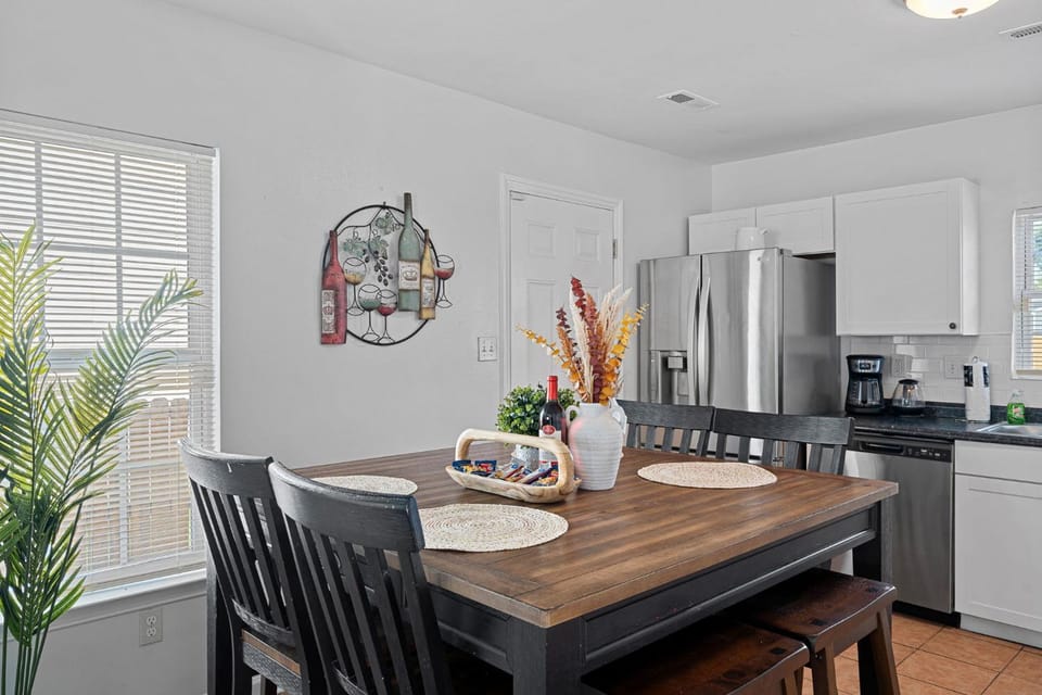 Cozy 4BR Home Near Uptown -King Bed- Jacuzzi House in Charlotte