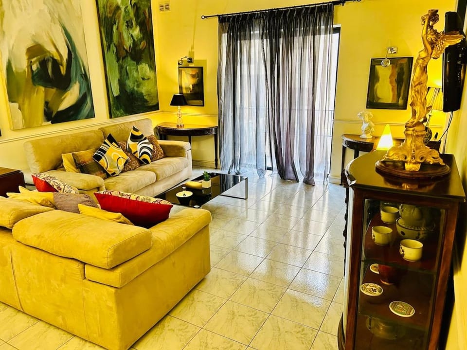 Central Comfort - 4 BDR Apartment, Artfully Designed Apartment in Malta