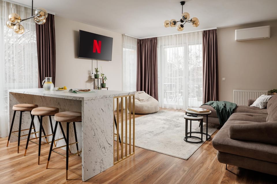 TV and multimedia, Living room, Seating area, Evening entertainment, air conditioner