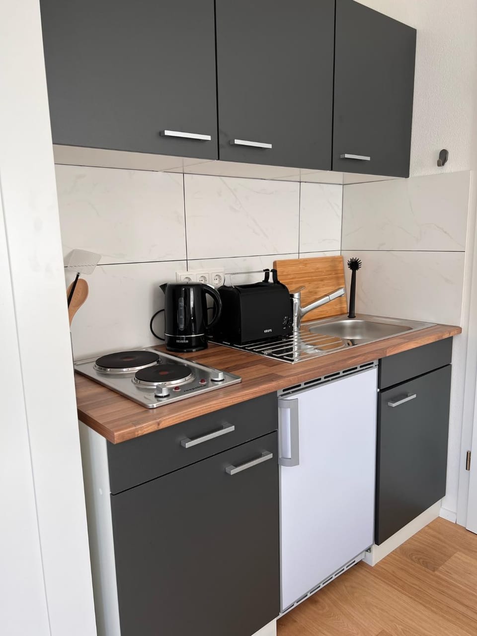 Coffee/tea facilities, Kitchen or kitchenette, stove, toaster