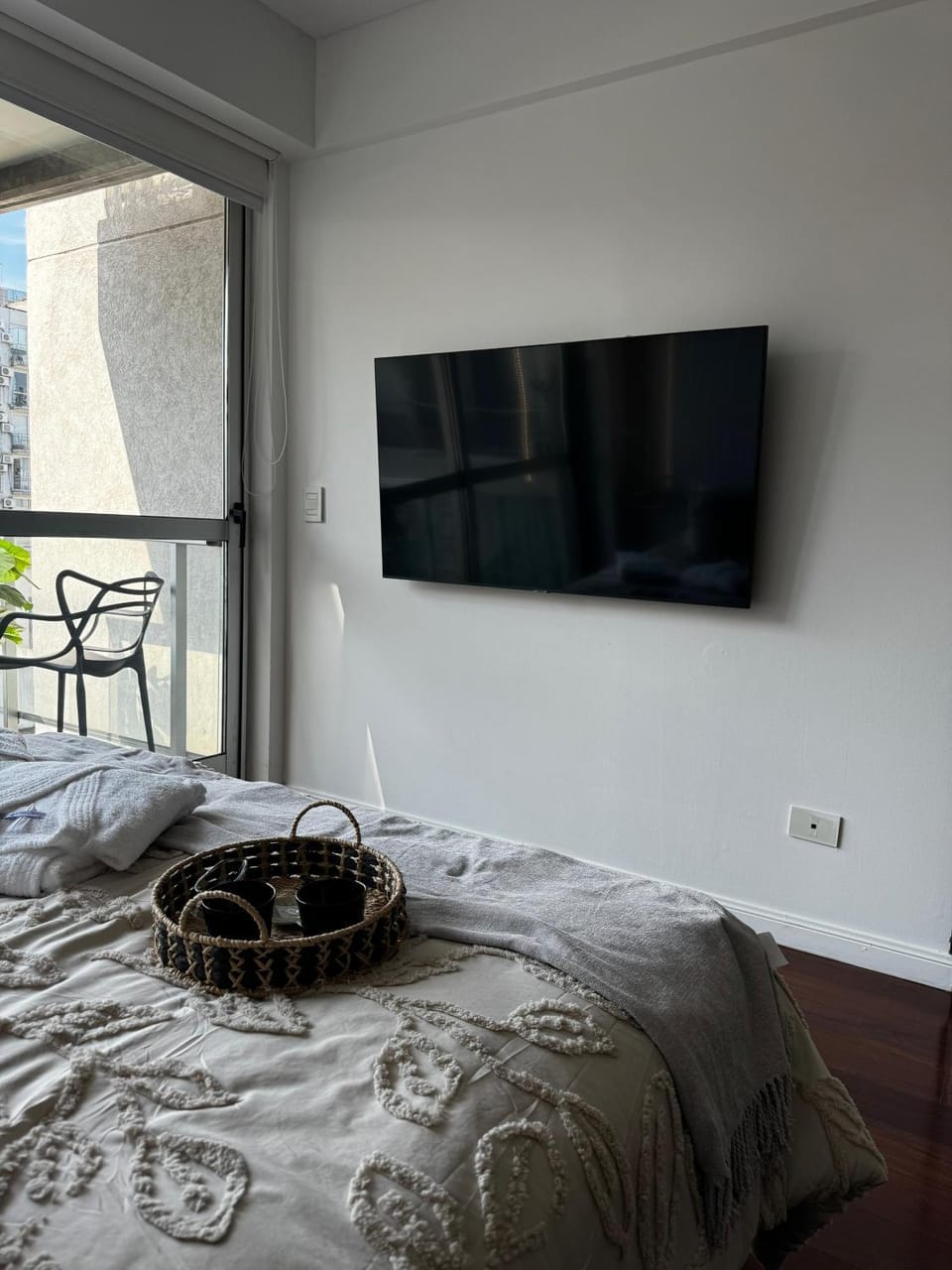 Bed, TV and multimedia, Photo of the whole room