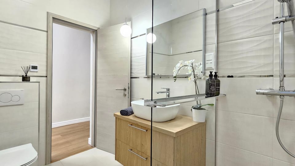 Shower, Toilet, Bathroom, hair dryier, towels