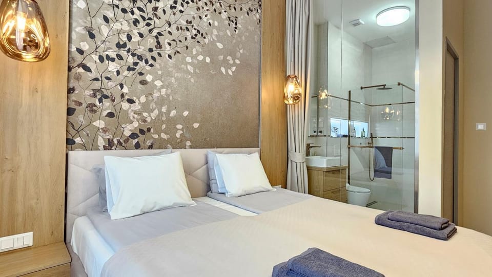 Bed, Bathroom, Photo of the whole room, Bedroom, towels