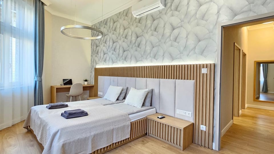 Bed, Photo of the whole room, Bedroom, heating, towels, air conditioner