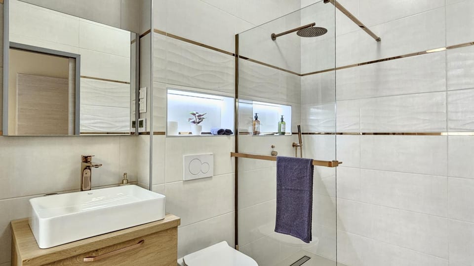 Shower, Toilet, Bathroom, hair dryier, towels