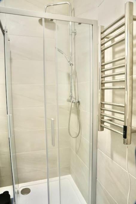 Beautiful NW4 Studio - Professional Market - Own Entry Apartment in London