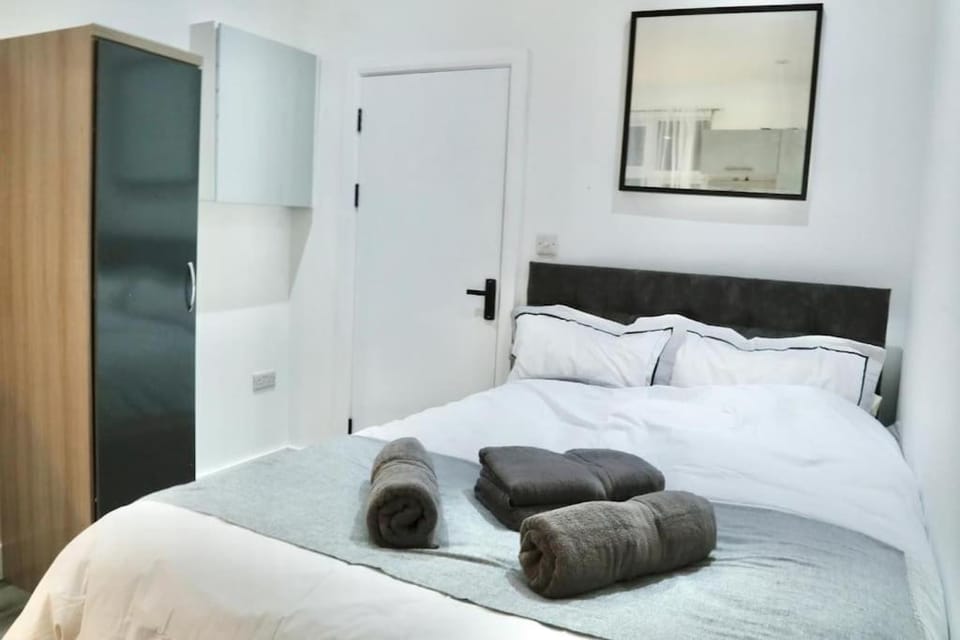 Beautiful NW4 Studio - Professional Market - Own Entry Apartment in London