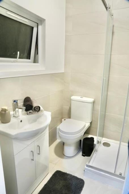 Beautiful NW4 Studio - Professional Market - Own Entry Apartment in London