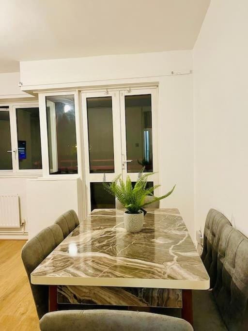 2BD CanaryWharf Mile End Private Balcony FREE Parking Apartment in London
