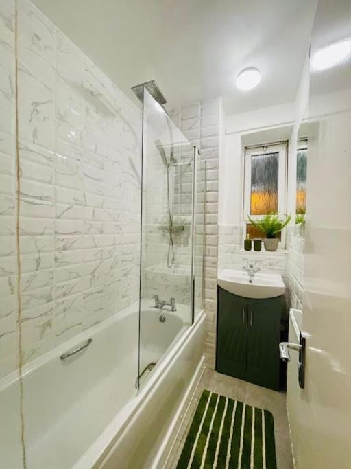 2BD CanaryWharf Mile End Private Balcony FREE Parking Apartment in London