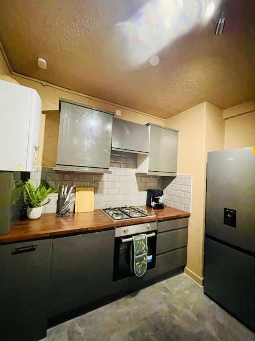 2BD CanaryWharf Mile End Private Balcony FREE Parking Apartment in London