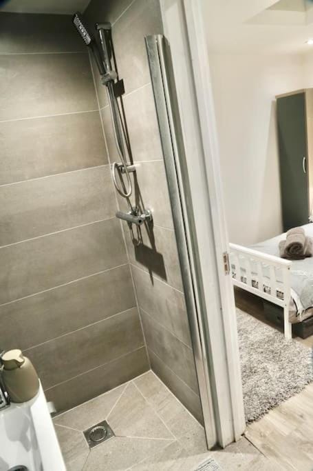 Picturesque City Cabin NW4 - Own Entry - Professional Cabin in London
