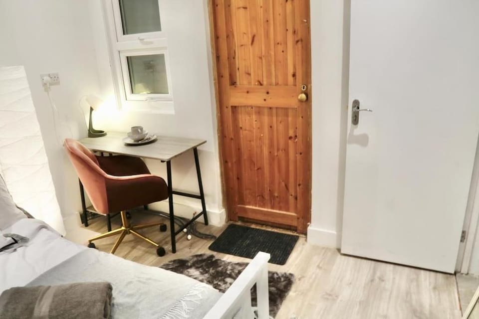 Picturesque City Cabin NW4 - Own Entry - Professional Cabin in London