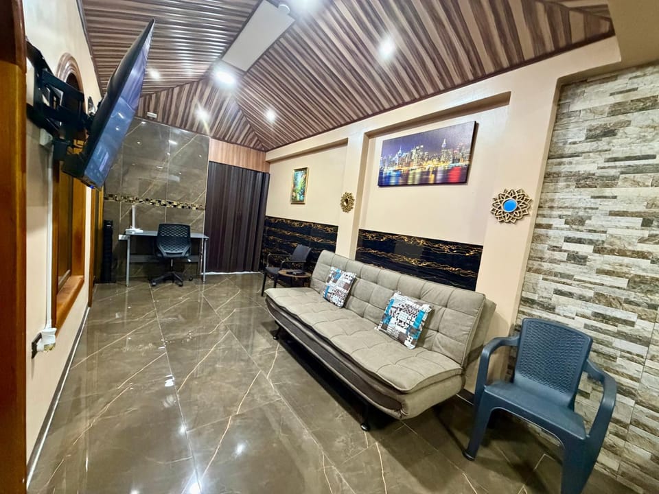 Hospedaje Nacho y Ale 1, con 3 AC, Paso Canoas, CR House in Puntarenas Province