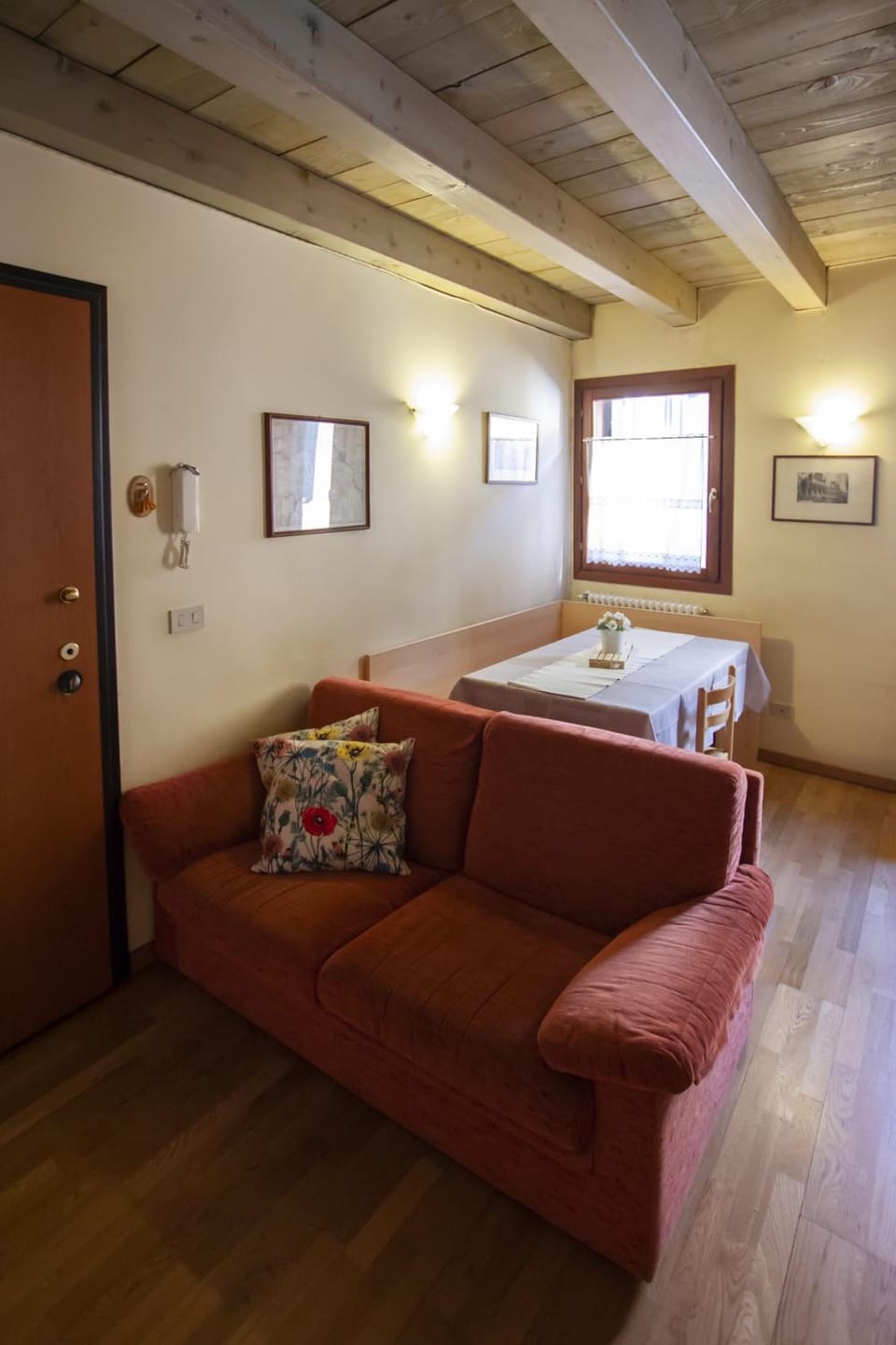 Kitchen or kitchenette, Living room, Seating area, Dining area