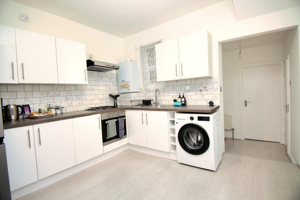 Coffee/tea facilities, Kitchen or kitchenette, Food and drinks, Food and drinks, Food, Meals, Breakfast, Lunch, microwave, toaster, toaster, washing machine, washing machine