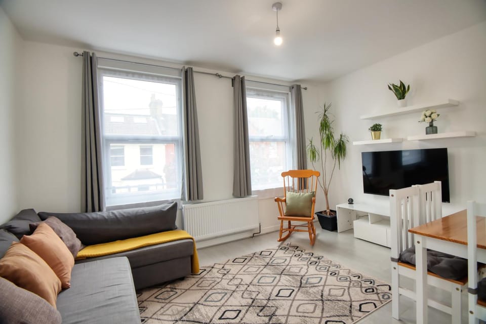 Communal lounge/ TV room, TV and multimedia, Living room, Family