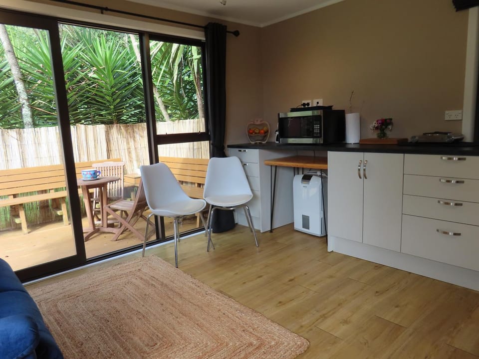 Patio, Kitchen or kitchenette, Living room, Seating area, Dining area