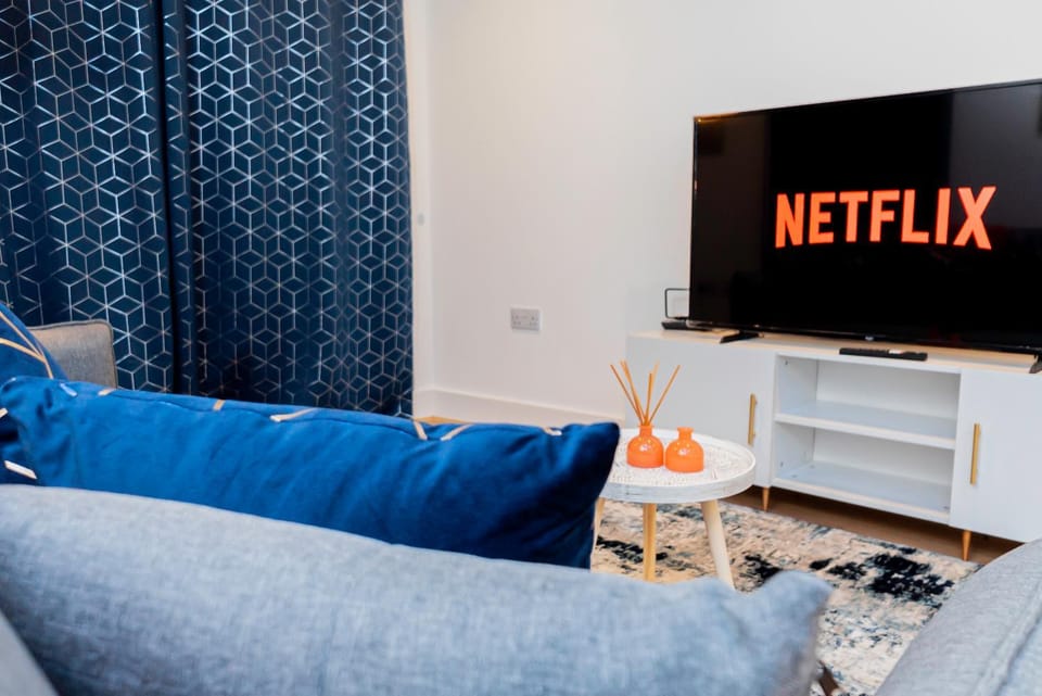 Communal lounge/ TV room, TV and multimedia, Living room, Seating area, Evening entertainment