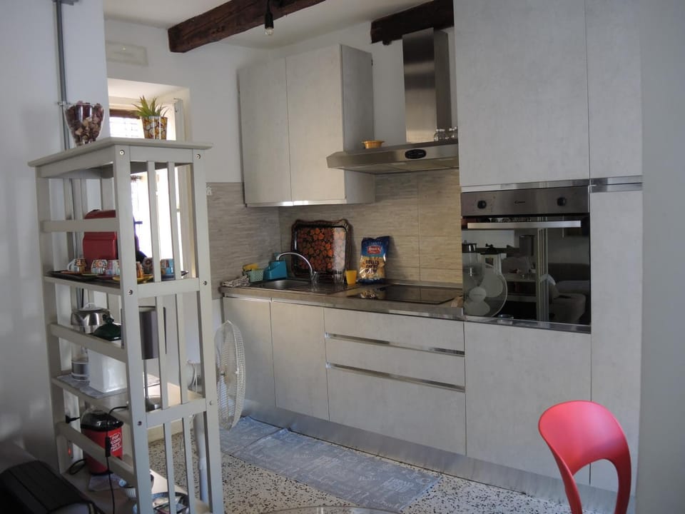 Coffee/tea facilities, Kitchen or kitchenette, oven, kitchen