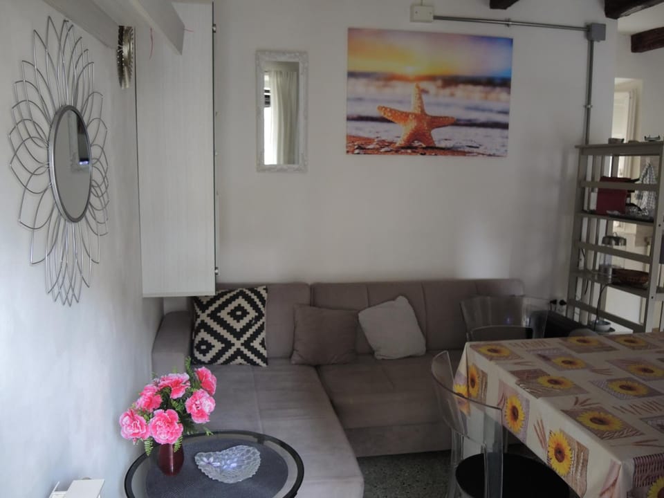 Living room, Decorative detail, Seating area