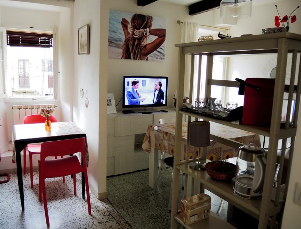 TV and multimedia, Living room, Dining area