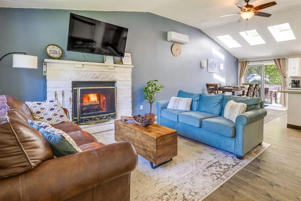 Lakeview Family Retreat Heated Pool wHot Tub House in Coolbaugh Township