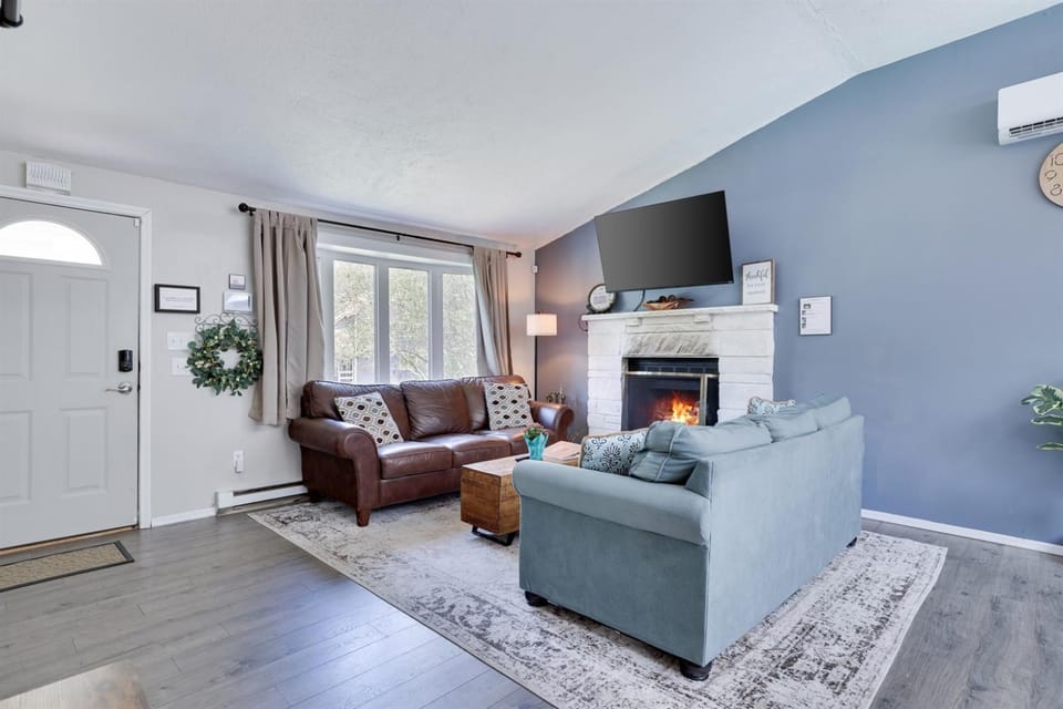 Lakeview Family Retreat Heated Pool wHot Tub House in Coolbaugh Township