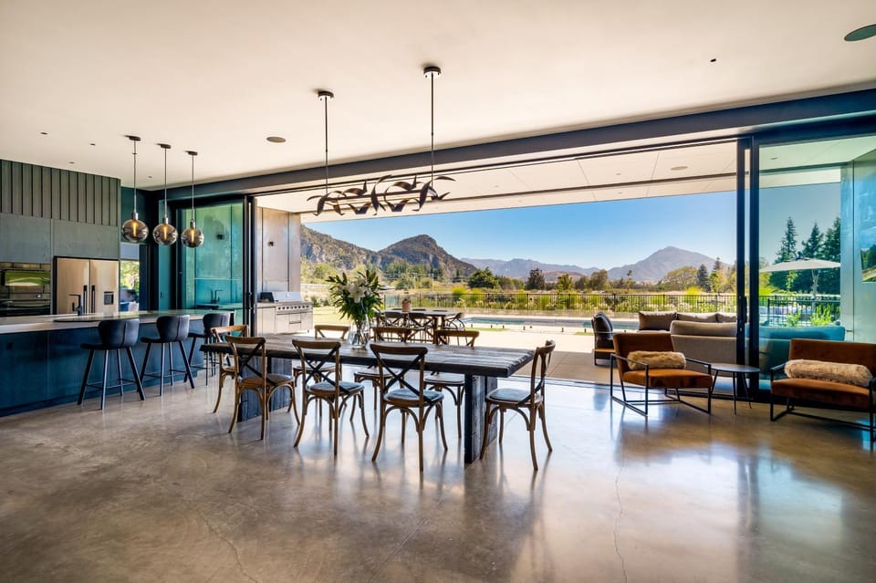Natural landscape, Kitchen or kitchenette, Living room, Seating area, Dining area, Mountain view, Pool view