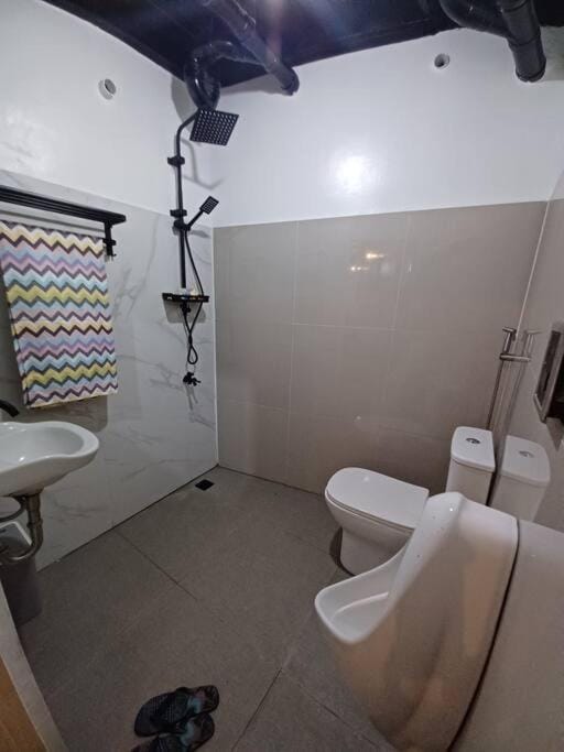 Ground-Floor Family Home Near SM Seaside Cebu and Cebu Ocean Park 2 WiFi Main and Backup Apartment in Cebu City